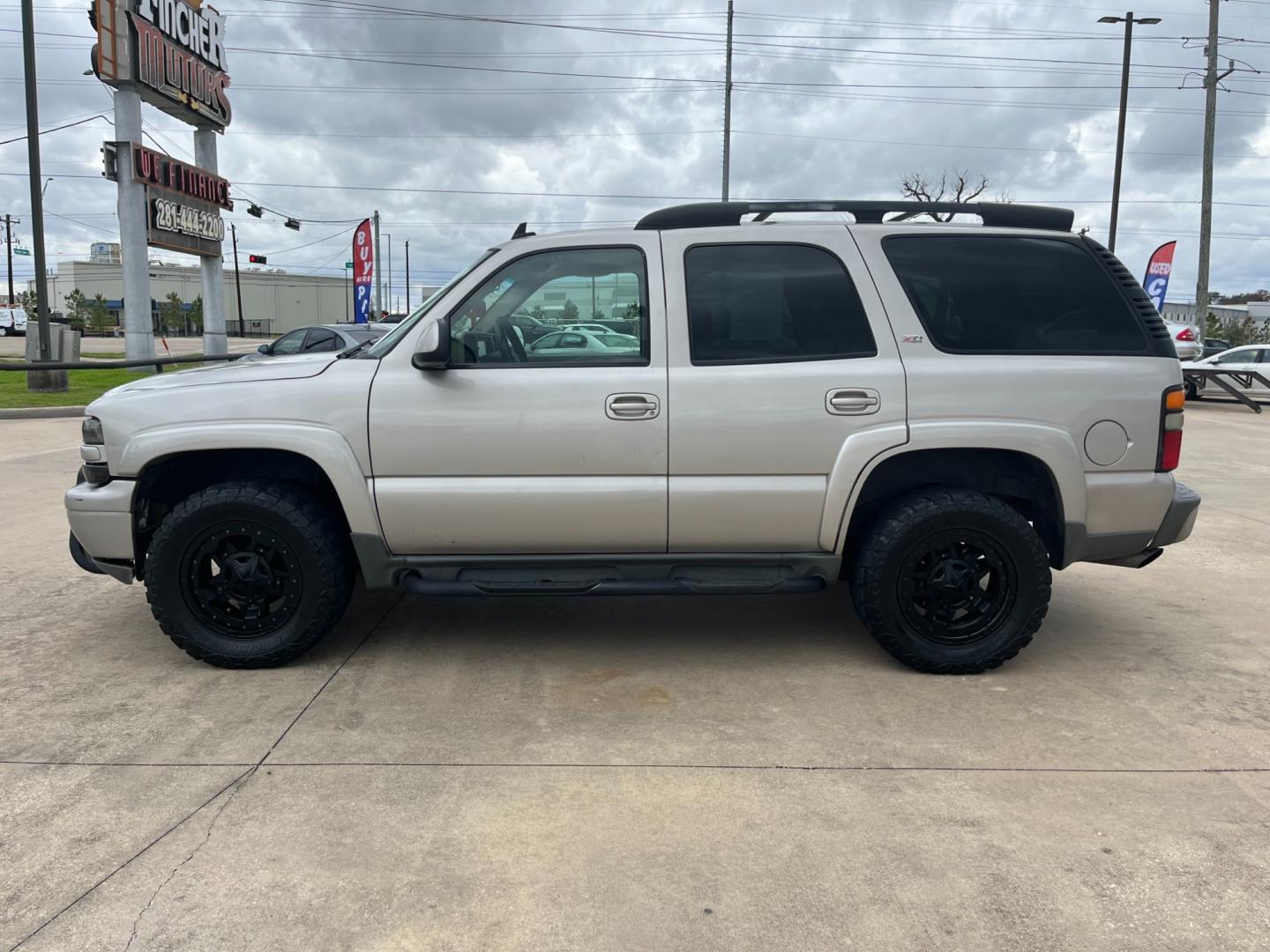 2006 SILVER /gray Chevrolet Tahoe 4WD (1GNEK13T76R) with an 5.3L V8 OHV 16V engine, 4-Speed Automatic Overdrive transmission, located at 14700 Tomball Parkway 249, Houston, TX, 77086, (281) 444-2200, 29.928619, -95.504074 - Photo#3